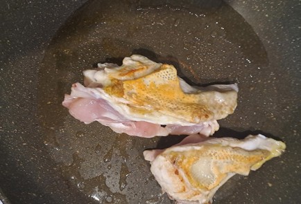 Фото шага рецепта Куриная грудка на сковороде с базиликом 189972 шаг 5  