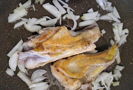 Фото шага рецепта Куриная грудка на сковороде с базиликом 189972 шаг 6  