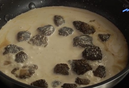 Фото шага рецепта Куриная грудка со сморчками и сливочнохересным соусом 125230 шаг 3  