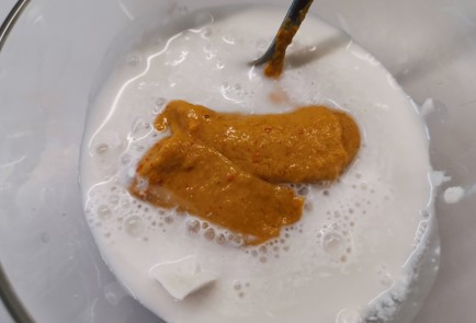 Фото шага рецепта Куриная грудка в нежном соусе 187738 шаг 2