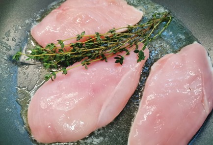 Фото шага рецепта Куриная грудка в нежном соусе 187738 шаг 4