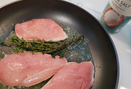 Фото шага рецепта Куриная грудка в нежном соусе 187738 шаг 5