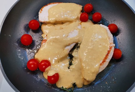 Фото шага рецепта Куриная грудка в нежном соусе 187738 шаг 7