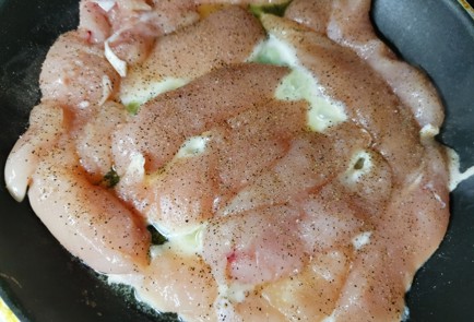 Фото шага рецепта Куриная грудка в сметане 189236 шаг 2  