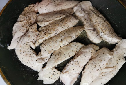 Фото шага рецепта Куриная грудка в сметане 189236 шаг 4  