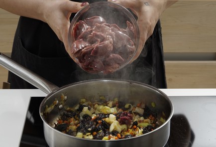 Фото шага рецепта Куриная печень с черносливом 152848 шаг 7  