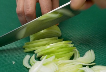 Фото шага рецепта Куриная печень с луком на сковороде 140707 шаг 1  