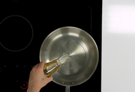 Фото шага рецепта Куриная печень с луком на сковороде 140707 шаг 2  