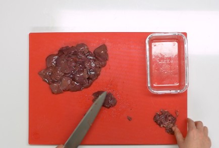 Фото шага рецепта Куриная печень с луком на сковороде 140707 шаг 4  