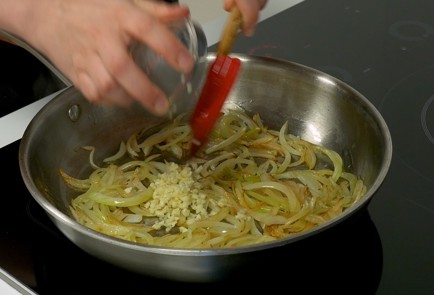 Фото шага рецепта Куриная печень с луком на сковороде 140707 шаг 6  