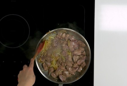 Фото шага рецепта Куриная печень с луком на сковороде 140707 шаг 7  