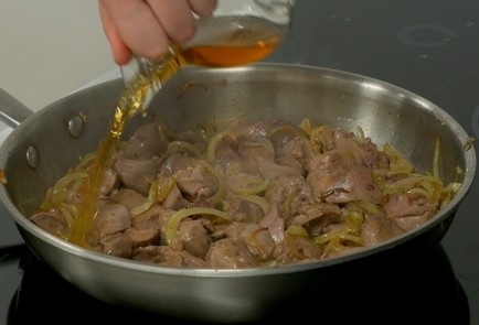 Фото шага рецепта Куриная печень с луком на сковороде 140707 шаг 8  