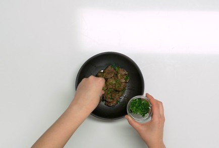 Фото шага рецепта Куриная печень с луком на сковороде 140707 шаг 9  