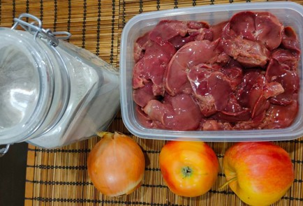 Фото шага рецепта Куриная печень тушенная с яблоками 174782 шаг 1  