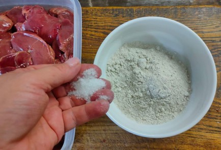 Фото шага рецепта Куриная печень тушенная с яблоками 174782 шаг 4  