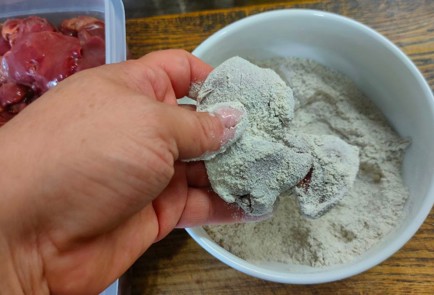 Фото шага рецепта Куриная печень тушенная с яблоками 174782 шаг 5  