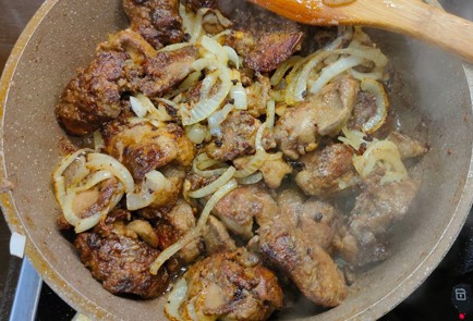 Фото шага рецепта Куриная печень тушенная с яблоками 174782 шаг 9  