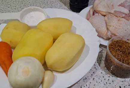 Фото шага рецепта Куриное бедро с картофелем в духовке 190403 шаг 1  