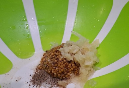 Фото шага рецепта Куриное бедро с картофелем в духовке 190403 шаг 2  