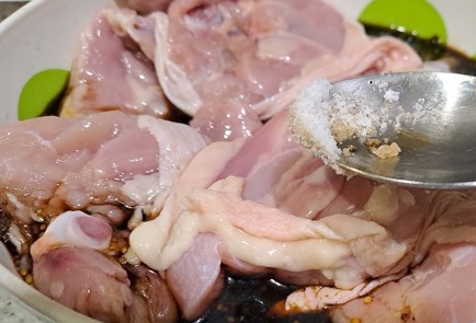 Фото шага рецепта Куриное бедро с картофелем в духовке 190403 шаг 4  