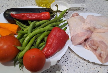 Фото шага рецепта Куриное бедро с овощами в духовке 190402 шаг 1  