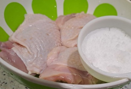 Фото шага рецепта Куриное бедро с овощами в духовке 190402 шаг 2  