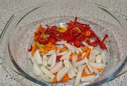 Фото шага рецепта Куриное бедро с овощами в духовке 190402 шаг 7  