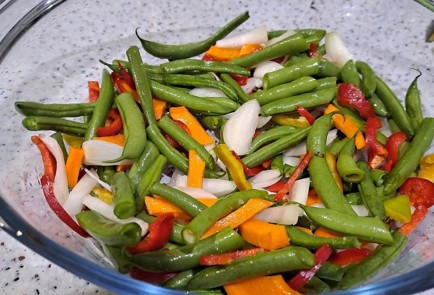 Фото шага рецепта Куриное бедро с овощами в духовке 190402 шаг 8  