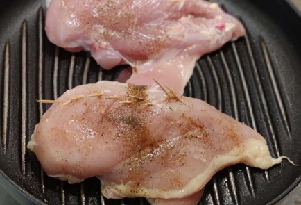 Фото шага рецепта Куриное филе гриль с базиликом и помидором 174114 шаг 12  