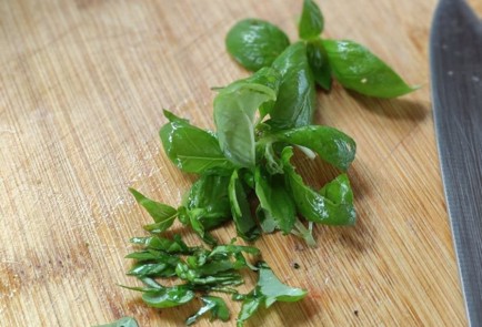 Фото шага рецепта Куриное филе гриль с базиликом и помидором 174114 шаг 2  