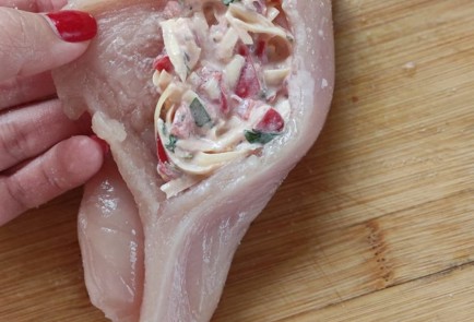 Фото шага рецепта Куриное филе гриль с базиликом и помидором 174114 шаг 9  