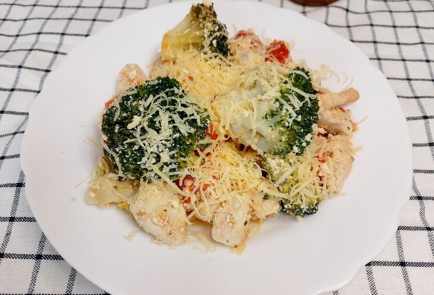 Фото шага рецепта ППрецепт куриное филе с черри и брокколи 191299 шаг 10  