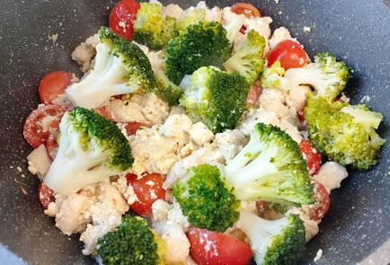 Фото шага рецепта ППрецепт куриное филе с черри и брокколи 191299 шаг 7  