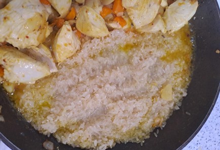 Фото шага рецепта Куриное филе с рисом на сковороде 189938 шаг 10  