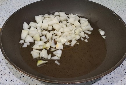 Фото шага рецепта Куриное филе с рисом на сковороде 189938 шаг 2  