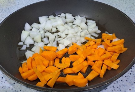 Фото шага рецепта Куриное филе с рисом на сковороде 189938 шаг 3  