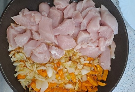 Фото шага рецепта Куриное филе с рисом на сковороде 189938 шаг 6  