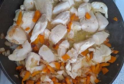 Фото шага рецепта Куриное филе с рисом на сковороде 189938 шаг 7  