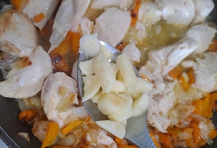 Фото шага рецепта Куриное филе с рисом на сковороде 189938 шаг 8  