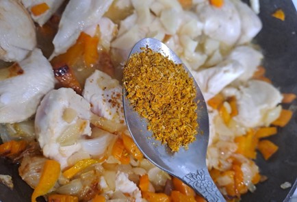 Фото шага рецепта Куриное филе с рисом на сковороде 189938 шаг 9  