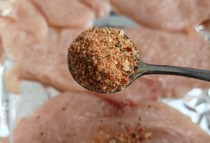 Фото шага рецепта Куриное филе с шампиньонами помидорами и сыром 175146 шаг 4  