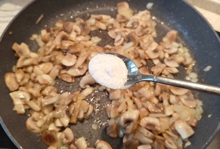 Фото шага рецепта Куриное филе с шампиньонами помидорами и сыром 175146 шаг 7  