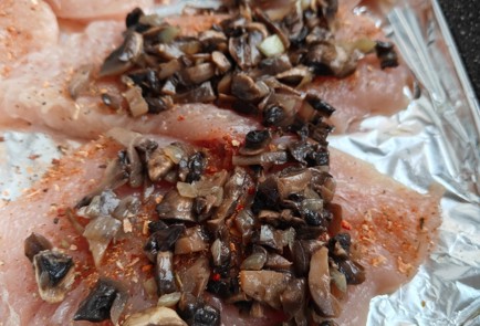 Фото шага рецепта Куриное филе с шампиньонами помидорами и сыром 175146 шаг 8  