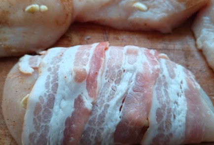 Фото шага рецепта Куриное филе в беконе с чесноком 175338 шаг 6  