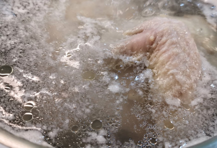 Фото шага рецепта Куриный суп с лапшой и перепелиными яйцами 152000 шаг 3  