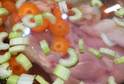 Фото шага рецепта Куриный суп с сельдереем и морковью 152260 шаг 3  