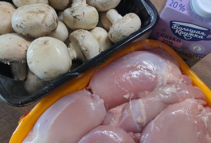 Фото шага рецепта Куриные бедра с грибами и сливками 186526 шаг 1  
