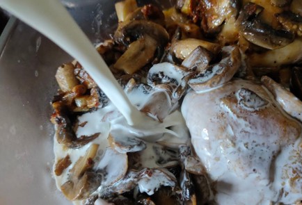 Фото шага рецепта Куриные бедра с грибами и сливками 186526 шаг 14  