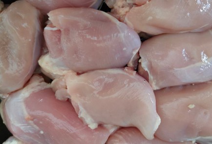 Фото шага рецепта Куриные бедра с грибами и сливками 186526 шаг 2  