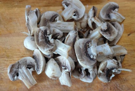 Фото шага рецепта Куриные бедра с грибами и сливками 186526 шаг 3  